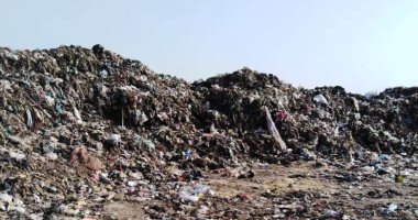 تلال القمامة تحاصر قرية نهطاى بالغربية.. والأهالى يستغيثون