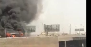 صور.. حريق أتوبيس أعلى الطريق الدائرى بمدخل السخنة