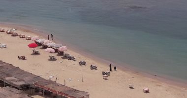 صور.. السباحة فى بحر إسكندرية وسيلة عدد من الشباب للهروب من الموجة الحارة 