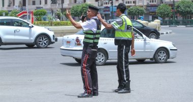 "رجال المرور".. جنود مجهولون يتحملون حرارة الشمس لخدمة المواطنين (صور)