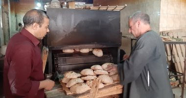 صور.. عمال المخابز البلدى بأسيوط يواجهون حرارة الجو فى نهار رمضان