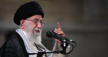 خامنئى يراوغ داخليًا وخارجيًا.. مرشد إيران يتنصل من مسئولية الاتفاق النووى وينتقد روحانى ووزير خارجيته.. طهران تقلص جبهات الصراع وتكلف قنوات سرية بتهدئة التوتر مع الخليج.. والحرس الثورى يهدد: "يدنا على الزناد"
