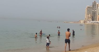 صور.. تزايد الإقبال على شواطئ الإسكندرية بعد الظهيرة هربا من الحر