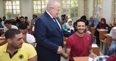 صور.. رئيس جامعة القاهرة يتفقد الامتحانات .. ويؤكد: مرت بدون مشاكل