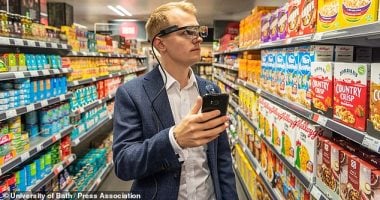 تخيل.. استخدام هاتفك أثناء التسوق قد يكلفك مشتريات أكثر بنسبة 41%