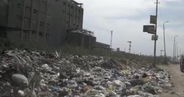 اضبط مخالفة.. تلال القمامة ومخلفات البناء تحاصر محطة قطار غزل المحلة.. صور