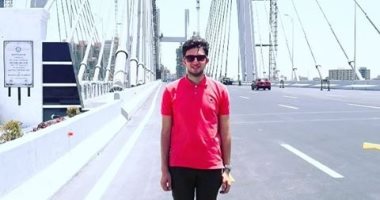 قارئ يشارك بصورة تذكارية له على محور روض الفرج 