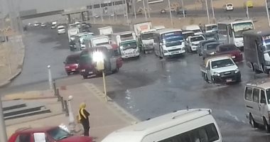 تعطل جزئى للمرور على طريق الإسماعيلية بسبب كسر ماسورة مياه (صور)
