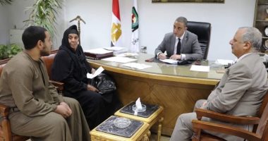 محافظ سوهاج يستقبل 532 مواطنا خلال شهر للاستماع إلى طلباتهم