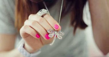 مش أى حاجة بتلبسها.. اكسسوارات والألوان المناسبة لفتاة برج الجوزاء