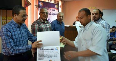 شركة مياه سوهاج تكرم 100من العمال والفنيين تقديراً لجهودهم