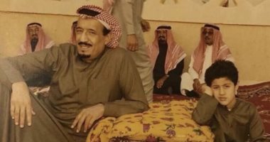صورة نادرة للملك سلمان عنوانها التواضع والبساطة