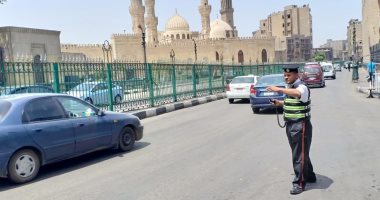 أبطال المرور يواجهون حرارة الجو فى الشوارع.. مشاهد مشرفة لرجال الشرطة أسفل أشعة الشمس الحارقة.. يساعدون كبار السن ويمنعون التكدسات المرورية.. وابتسامة السلامة لقائدى المركبات