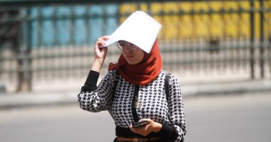صور.. المصريون يحتمون من الشمس بـ"المذكرات والشنط وأكياس البلاستيك"