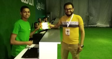 شاهد أول مشجع يتسلم بطاقة الـ "FAN ID" فى السويس