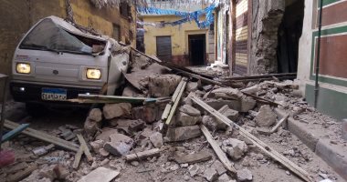 صور.. انهيار جزئى بعقار قديم بالأسكندرية دون إصابات