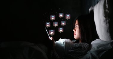 هذه النظارات تقلل من تأثير الهواتف الذكية على النوم.. تعرف على التقنية