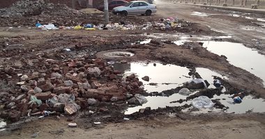 صور.. أهالى القنطرة البيضاء بكفر الشيخ يشكون سوء حالة الطريق الرئيسى