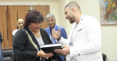 زياد يوسف يهدي وزيرة الثقافة مخطوطته للدكتوراه في حفل الثقافة الجماهيرية 
