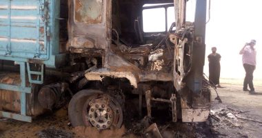صور.. احتراق شاحنة بدرب الأربعين فى الوادى الجديد بسبب ارتفاع درجات الحرارة