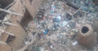 قارئ يشكو من وجود منزل متصدع يأوى حيوانات ضالة وزواحف بالسنطة
