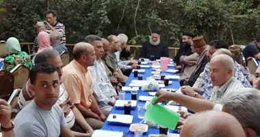 صور.. قبطى يقيم مائدة إفطار لـ800 صائم بمدينة سرس الليان فى المنوفية