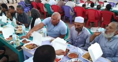صور.. محافظ الوادى الجديد يشارك أهالى قرية بدخلو بالداخلة الإفطار الجماعى