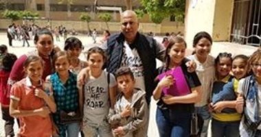 طلاب يشاكون بصور تذكارية لأخر أيام الامتحانات