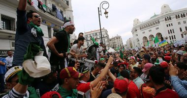 آلاف الجزائريين يتظاهرون مطالبين بتأجيل انتخابات الرئاسة 