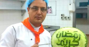 صور.. "عبد الباسط" يبدع فى الرسم والنحت على الفواكه 