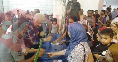 سوبر كورة.. شاهد كيف وزع رئيس الزمالك بنفسه 5 آلاف تذكرة على عضوات النادى