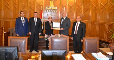 رئيس جامعة الإسكندرية يكرم الفائزين بجوائز الدولة من أكاديمية البحث العلمى