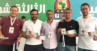 مجموعة من الشباب يلتقطون صوراً تذكارية مع متطوعى تذكرتى بالمركز الأوليمبى