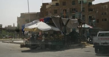 سكان ميدان الحصرى بمدينة السادس من أكتوبر يشكون انتشار الباعة الجائلين