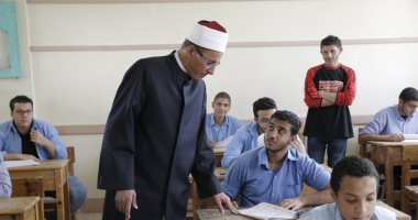 صور .. وكيل الأزهر يتفقد لجان امتحانات الثانوية الأزهرية فى أول أيامها