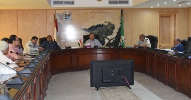 محافظ الفيوم يبحث مع الصيادين مشكلات حظر الصيد ببحيرة قارون