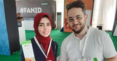 صور ..مشجع وزوجته بمركز " تذكرتى " بالإسكندرية : نتمنى فوز مصر بالبطولة واحنا عائلة كروية جدا