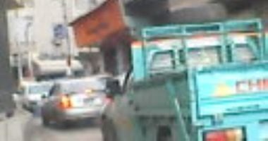 قارئ يشكو من موقف عشوائى للسيارات بمنطقة مسجد تمراز السكنية