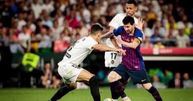 فالنسيا يقهر برشلونة بثنائية ويتوج بكأس ملك إسبانيا.. فيديو 