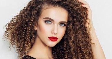 بسهولة ومن غير تعقيد ..نصائح للتعامل مع الشعر المجعد