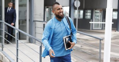 فيدال يهنئ زملائه بمنتخب تشيلى بعد اقتناص نقطة من الأرجنتين بتصفيات المونديال