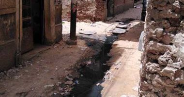 "عرض مستمر".. مياه الصرف الصحى تغرق حى  باب الشعرية بالزقازيق