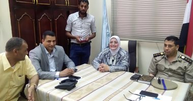 وكيل تعليم كفر الشيخ تتابع تصحيح إجابات طلاب الصف الأول الثانوى إلكترونيا