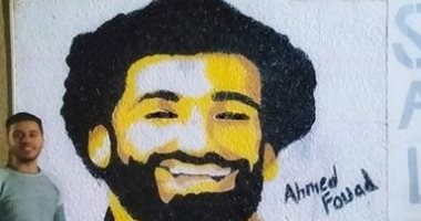 قارئ يشارك بمجموعة من رسوماته الفنية باستخدام الرصاص والفحم