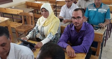 صور بدء اعمال التصحيح الإلكتروني لامتحانات الصف الأول الثانوي بالوادى الجديد 