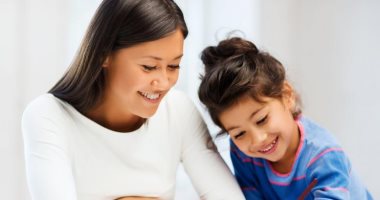 عصبى ومش عارف يذاكر.. اعرفى إزاى تحتوى ابنك فى الامتحانات