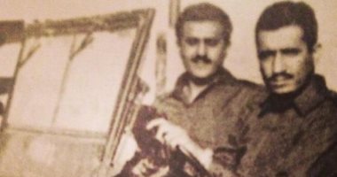 صورة قديمة للملك سلمان أثناء قيادته مركبة عسكرية تثير الإعجاب
