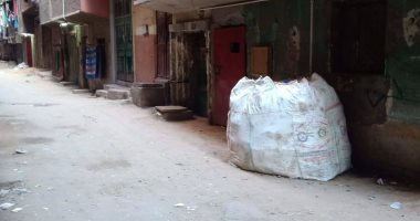 ساكن حول شقته إلى مقلب قمامة ويربى حمار بداخلها
