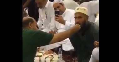 "إنما المؤمنون إخوة".. شخص يفطر آخر مبتور اليدين فى المسجد النبوى.. فيديو