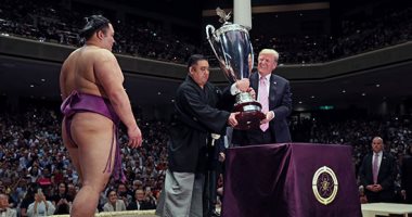 ترامب يسلم الفائز كأس بطولة السومو الصيفية باليابان